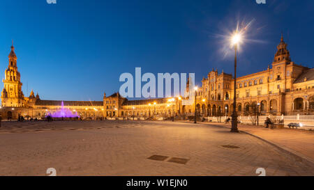 Lange Exposition der Plaza de Espana in Parque de Maria Luisa bei Sonnenuntergang, Sevilla, Andalusien, Spanien, Europa Stockfoto