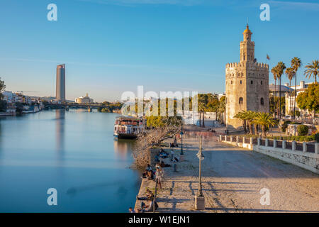 Torre del Oro (Goldener Turm), eine dodecagonal militärischen Wachturm, Sevilla, Andalusien, Spanien, Europa Stockfoto