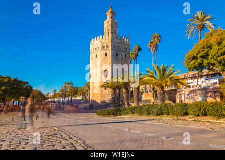 Torre del Oro (Goldener Turm), eine dodecagonal militärischen Wachturm in Sevilla, Andalusien, Spanien, Europa Stockfoto