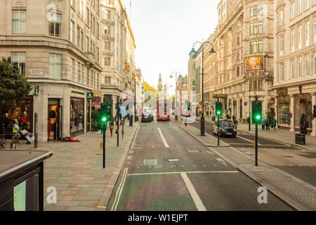 Der Strand mit der St. Clement Danes, zentrale Kirche der Royal Air Force, im Hintergrund an einem sonnigen Tag, London, England, Vereinigtes Königreich Stockfoto