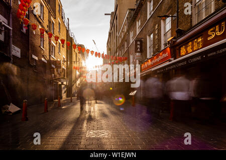 Lange Belichtung von Lisle Street, Chinatown am Nachmittag in der Nähe von Piccadilly Circus, London, England, Vereinigtes Königreich, Europa Stockfoto