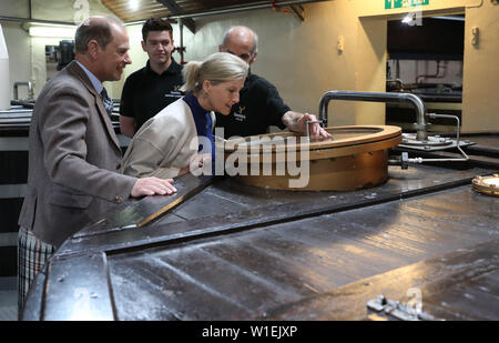 Der Graf und die Gräfin von Forfar, als sie Besuch Glenfiddich Whisky Distillery in Dufftown. Stockfoto