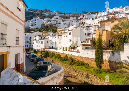 Überblick über die Setenil de las Bodegas, historischen Gebäuden und den Häusern unter dem Rock Mountain, Setenil de las Bodegas, Provinz Cadiz, Spanien Stockfoto