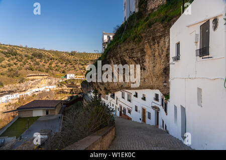 Setenil de las Bodegas mit seinen weißen historischen Gebäuden und den Häusern unter dem Rock Mountain, Setenil de las Bodegas, Provinz Cadiz, Spanien Stockfoto