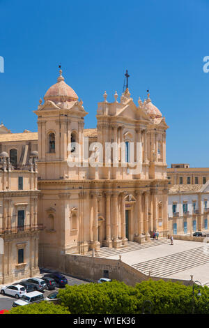 Blick auf die Kathedrale von San Nicolo vom Dach der Kirche von San Carlo Al Corso, Noto, UNESCO, Syrakus (Siracusa), Sizilien, Italien Stockfoto