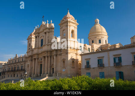 Low Angle View vom Corso Vittorio Emanuele der barocken Kathedrale von San Nicolo, Noto, UNESCO, Syrakus (Siracusa), Sizilien, Italien Stockfoto