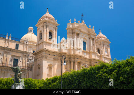 Low Angle View vom Corso Vittorio Emanuele der barocken Kathedrale von San Nicolo, Noto, UNESCO, Syrakus (Siracusa), Sizilien, Italien Stockfoto