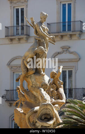 Der Brunnen der Brunnen von Artemis (Diana), Piazza Archimede, der Insel Ortygia (Ortigia), Syrakus (Siracusa), Sizilien, Italien, Europa Stockfoto