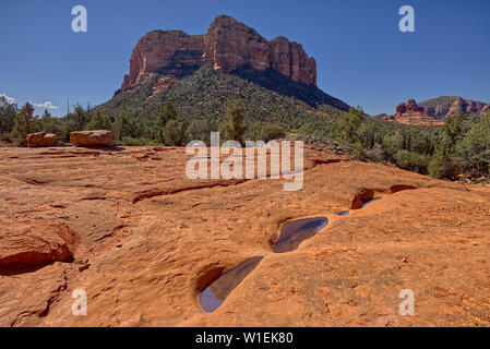 Reflexionen von Courthouse Butte in den Slick Rock Schalen entlang der Llama Trail in Sedona, Arizona, Vereinigte Staaten von Amerika, Nordamerika Stockfoto