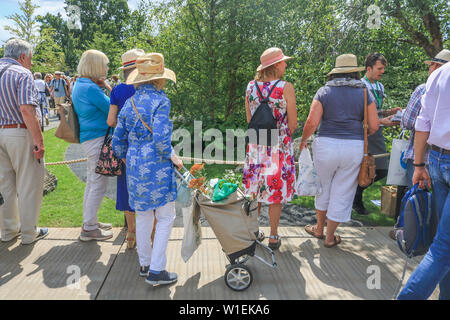 Hampton Court London, UK. 2. Juli 2019. Große Massen der Besucher die Show genießen Gärten und Pflanzen Ausstellungen an einem sonnigen Tag an der RHS Hampton Court Garden Festival. Credit: Amer ghazzal/Alamy leben Nachrichten Stockfoto