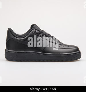 Wien, Österreich - 28. AUGUST 2017: Nike Air Force 1 07 schwarze Sneaker auf weißem Hintergrund. Stockfoto