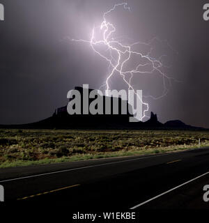 Composite Foto von dem Blitz hinter Adler Mesa am Highway 163 im Jahr 2016, in der Nähe von Monument Valley, Utah, Vereinigte Staaten von Amerika, Nordamerika Stockfoto