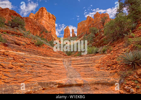 Cathedral Rock in Sedona gesehen von einer versteckten Trail auf der Westseite des Felsens, Sedona, Arizona, Vereinigte Staaten von Amerika, Nordamerika Stockfoto