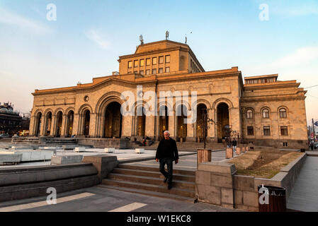 Das National History Museum auf dem zentralen Platz der Republik. Platz der Republik ist der Hauptplatz in Eriwan, Armenien Stockfoto