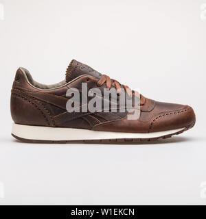 Wien, Österreich - 28. AUGUST 2017: Reebok Classic Leder Lux Horween braun Sneaker auf weißem Hintergrund. Stockfoto