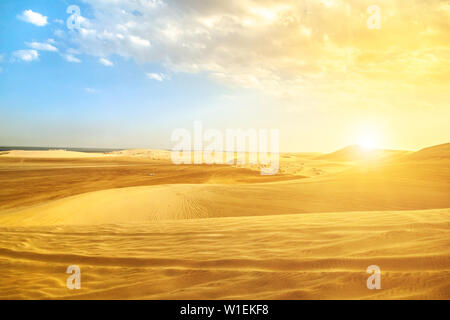 Landschaft der Wüste Sanddünen bei Sonnenuntergang in der Nähe von Katar und Saudi-Arabien Grenze am Persischen Golf, Khor Al Udeid (al Khawr Udayd), Katar, Naher Osten Stockfoto