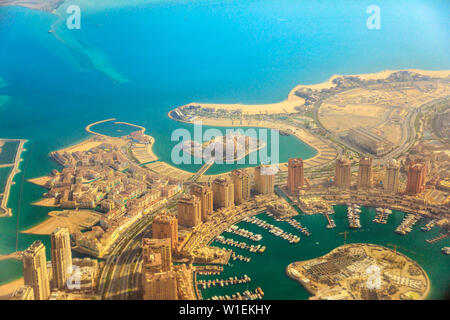 Luftaufnahme des Pearl-Qatar, Venedig bei Qanat Quartier, Marsa Malaz Kempinski Hotel und Towers Porto Arabien, Doha, Qatar Stockfoto