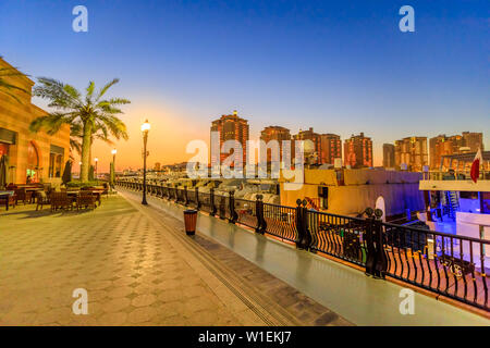 Marina Corniche in der Nacht in Porto Arabien am Pearl-Qatar, Wohntürme und luxuriöse Boote und Yachten im Persischen Golf, Doha, Qatar Stockfoto