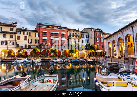 Sonnenuntergang über Marina am Gardasee in Desenzano del Garda, Lombardei, Italien, Europa Stockfoto