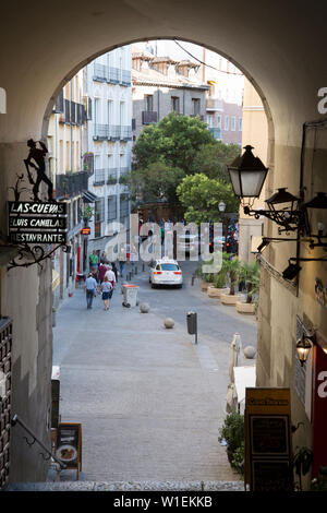 Cuchilleros Arch und Cava de San Miguel Straße von der Plaza Mayor, Madrid, Spanien Stockfoto