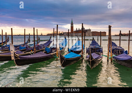 Gondeln vertäut an der Piazza San Marco und die Kirche San Giorgio Maggiore im Hintergrund, Venedig, UNESCO-Weltkulturerbe, Venetien, Italien, Europa Stockfoto