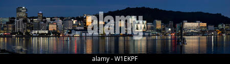 Panorama der Stadt Wellington und Waterfront in der Morgendämmerung, Wellington, Nordinsel, Neuseeland, Pazifische Stockfoto