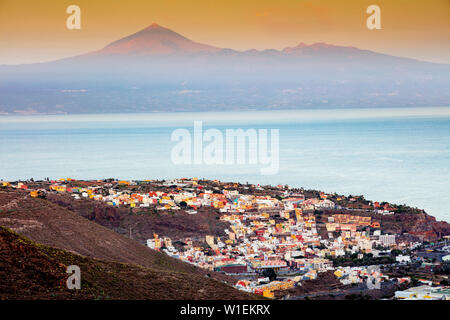 San Sebastian de la Gomera, Teneriffa im Hintergrund, San Sebastian de la Gomera, UNESCO, La Gomera, Kanarische Inseln, Spanien, Atlantik Stockfoto