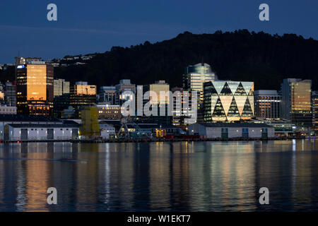 Wellington City und Hafen in der Dämmerung, Wellington, Nordinsel, Neuseeland, Pazifische Stockfoto