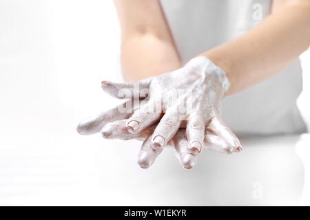 Hand kümmert, Silber feuchtigkeitsspendende Maske. Home Care Behandlungen Stockfoto