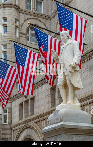 Anzeigen von Benjamin Franklin Statue und US-Flaggen vor der ehemaligen Old Post Office Pavilion, Washington D.C., Vereinigte Staaten von Amerika, Nordamerika Stockfoto