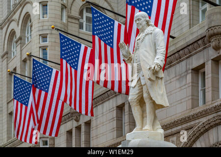 Anzeigen von Benjamin Franklin Statue und US-Flaggen vor der ehemaligen Old Post Office Pavilion, Washington D.C., Vereinigte Staaten von Amerika, Nordamerika Stockfoto