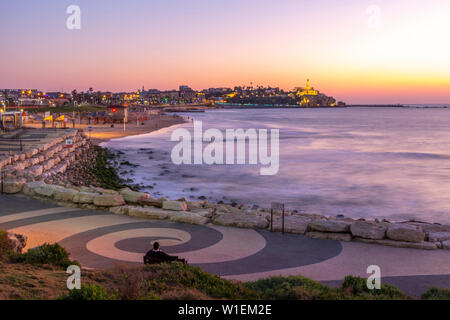 Ansicht der alten arabischen Hafenstadt Jaffa bei Dämmerung, Tel Aviv, Israel, Naher Osten Stockfoto