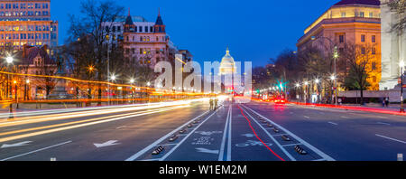 Blick auf das Kapitol in der Abenddämmerung von der Pennsylvania Avenue, Washington D.C., Vereinigte Staaten von Amerika, Nordamerika Stockfoto