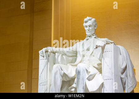 Blick auf die Statue von Abraham Lincoln im Lincoln Memorial bei Nacht, Washington D.C., Vereinigte Staaten von Amerika, Nordamerika Stockfoto