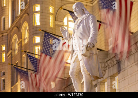 Anzeigen von Benjamin Franklin Statue und US-Flaggen vor der ehemaligen Old Post Office Pavilion, Washington D.C., Vereinigte Staaten von Amerika, Nordamerika Stockfoto