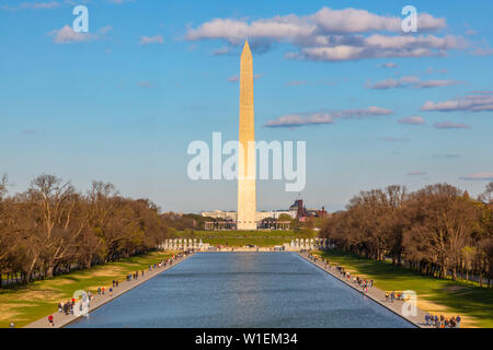 Ansicht der Lincoln Memorial Reflecting Pool und Washington Monument, Washington D.C., Vereinigte Staaten von Amerika, Nordamerika Stockfoto