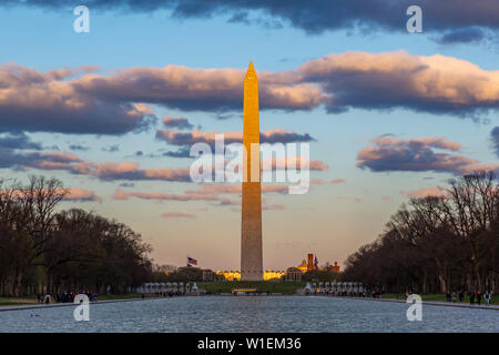 Ansicht der Lincoln Memorial Reflecting Pool und Washington Monument bei Sonnenuntergang, Washington D.C., Vereinigte Staaten von Amerika, Nordamerika Stockfoto