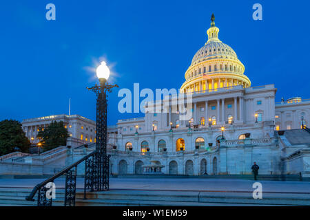 Ansicht des United States Capitol Gebäude in der Dämmerung, Washington D.C., Vereinigte Staaten von Amerika, Nordamerika Stockfoto