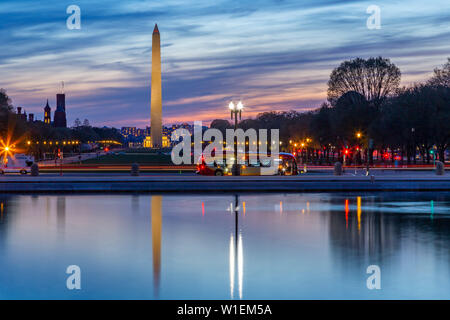Blick auf das Washington Monument und National Mall bei Sonnenuntergang, Washington D.C., Vereinigte Staaten von Amerika, Nordamerika