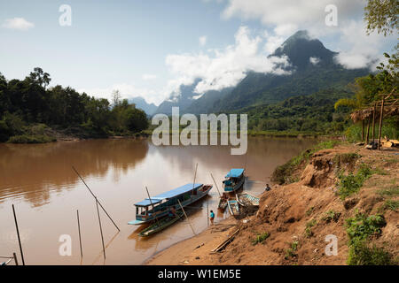 Boote auf dem Nam Ou Fluss etwa 20 Minuten nördlich von Nong Khiaw, Provinz Luang Prabang Laos, Laos, Indochina, Südostasien, Asien Stockfoto