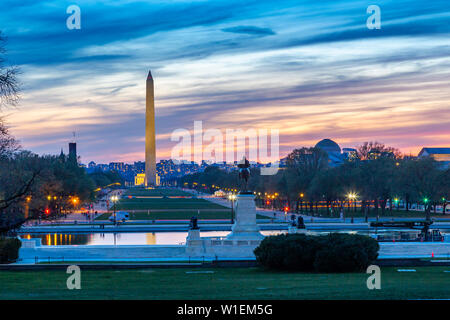 Blick auf das Washington Monument und National Mall bei Sonnenuntergang, Washington D.C., Vereinigte Staaten von Amerika, Nordamerika Stockfoto
