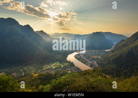 Sonnenuntergang über Nam Ou Fluss von Pha Daeng Peak Viewpoint, Nong Khiaw, Provinz Luang Prabang Laos, Laos, Indochina, Südostasien, Asien Stockfoto