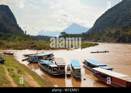 Boote auf dem Nam Ou Fluss im Muang Ngoi Neua, Muang Ngoi Bezirk, Provinz Luang Prabang Laos, Laos, Indochina, Südostasien, Asien Stockfoto