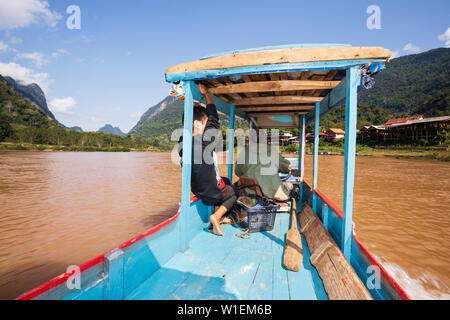 Bootsfahrt auf dem Nam Ou Fluss nach Norden im Muang Ngoi Neua, Provinz Luang Prabang Laos, Laos, Indochina, Südostasien, Asien Stockfoto