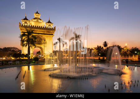 Patuxai Vientiane Victory Monument (Arc de Triomphe) und Brunnen mit Flutlicht in der Dämmerung, Vientiane, Laos, Indochina, Südostasien, Asien Stockfoto