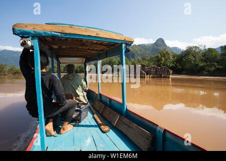 Bootsfahrt auf dem Nam Ou Fluss in der Nähe von Nong Khiaw, Muang Ngoi Bezirk, Provinz Luang Prabang Laos, Laos, Indochina, Südostasien, Asien Stockfoto