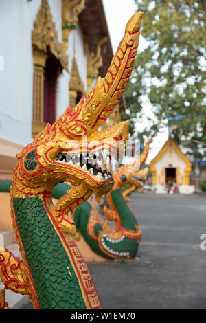 Naga guardian Wat Inpeng buddhistischen Tempel, Rue Samsenthai, Vientiane, Laos, Indochina, Südostasien, Asien Stockfoto