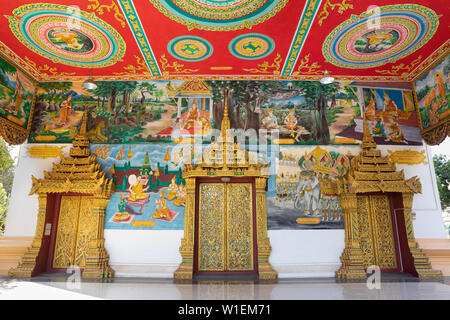 Wandmalereien und goldenen Türen am Eingang des Wat Inpeng buddhistischen Tempel, Rue Samsenthai, Vientiane, Laos, Indochina, Südostasien, Asien Stockfoto