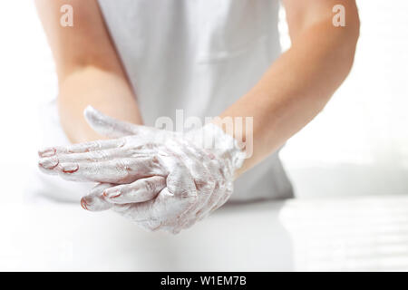 Hand kümmert, Silber feuchtigkeitsspendende Maske. Home Care Behandlungen Stockfoto