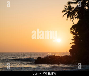 Sonnenaufgang am Talalla Beach, South Coast, Sri Lanka, Asien Stockfoto